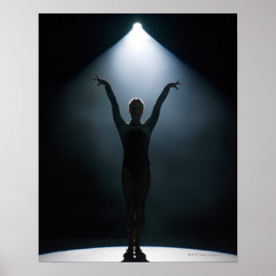 Vrouw gymnast in spotlight, studio poster