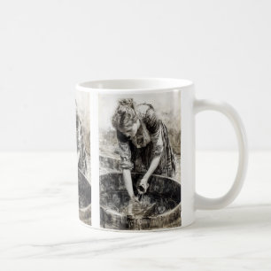 Vrouw haalt water koffiemok