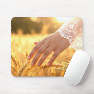 Vrouw Hand Aanraking Tarwe pluimen Muismat
