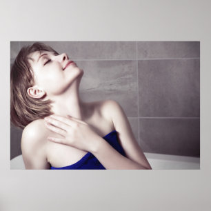 Vrouw in badkamer  poster