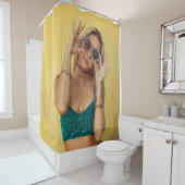 Vrouw in blauwe Gibraltar met zonnebril Douchegordijn (In situ)