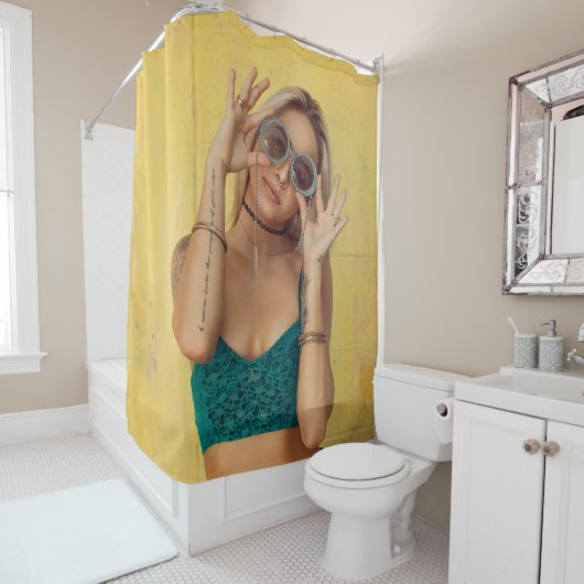 Vrouw in blauwe Gibraltar met zonnebril Douchegordijn (In situ)