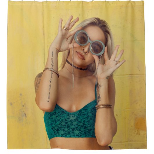 Vrouw in blauwe Gibraltar met zonnebril Douchegordijn (Voorkant)