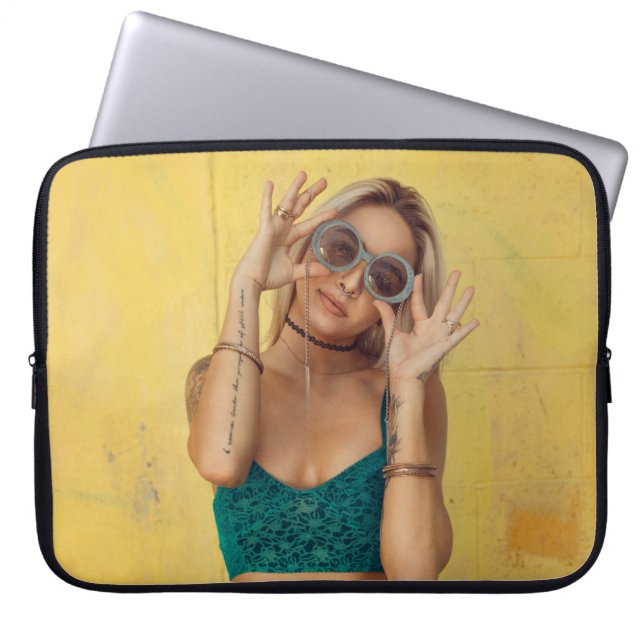 Vrouw in blauwe Gibraltar met zonnebril Laptop Sleeve (Voorkant)