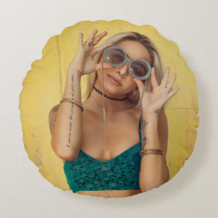 Vrouw in blauwe Gibraltar met zonnebril Rond Kussen