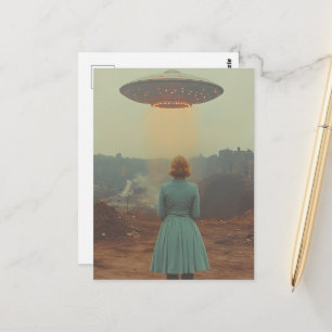 Vrouw in blauwe jurk en een UFO Briefkaart