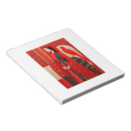 Vrouw in bloemrijke rode bloemenjurk & een rode vo notitieblok