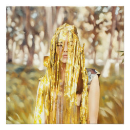 Vrouw in bos gehuld in glinsterende gouden decorat perfect poster