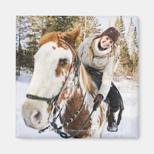 Vrouw in de buitenlucht tijdens de winter magneet