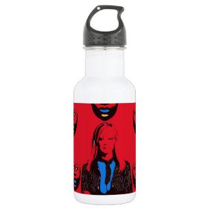 Vrouw in de rode pop waterfles 