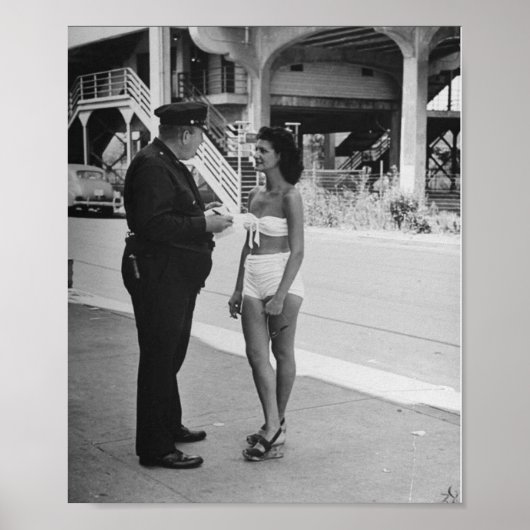 Vrouw in een badpak Een ticket kopen Poster (Voorkant)