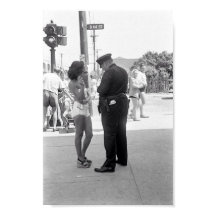 Vrouw in een badpak Een ticket kopen