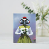 Vrouw in een groene en witte jurk en een gasmasker briefkaart (Staand voorkant)