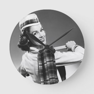Vrouw in een Pet Ronde Klok