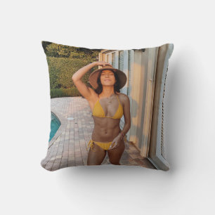 Vrouw in gele bikini op de bruine griep kussen