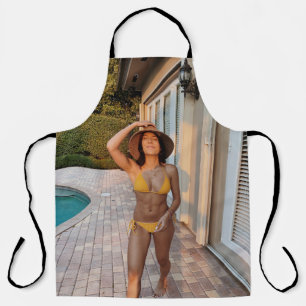 Vrouw in gele bikini op de bruine griep schort