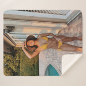 Vrouw in gele bikini op de bruine griep sherpa deken (Voorkant (horizontaal))