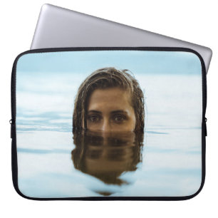 Vrouw in het lichaam van het water 's ochtends laptop sleeve