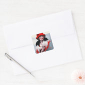 Vrouw in het Rode Pet Vierkante Sticker (Envelop)