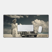 Vrouw in het wit wandelen op het strand in Miami Bureaumat (Keyboard & Muis)