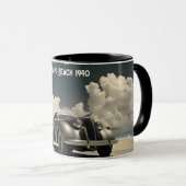 Vrouw in het wit wandelen op het strand in Miami Mok (Voorkant rechts)