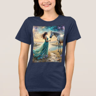 Vrouw in japon en haar paard in een natuur Landsch Tri-Blend Shirt