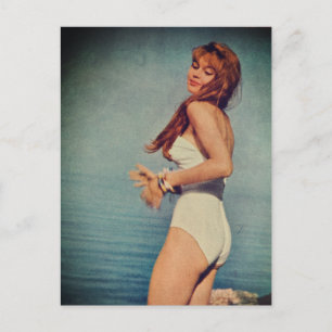 Vrouw in witte badpak op het strand in 1957 briefkaart