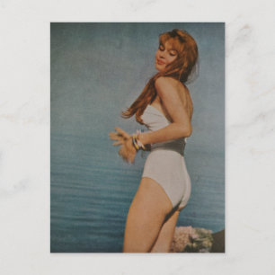Vrouw in witte badpak op het strand in 1957 briefkaart