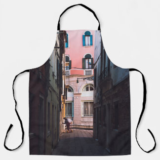 VROUW IN WITTE SHIRT EN ZWARTE PANTEN KWAMEN OP SI SCHORT