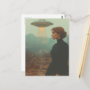 Vrouw in zwarte jurk en een UFO Briefkaart