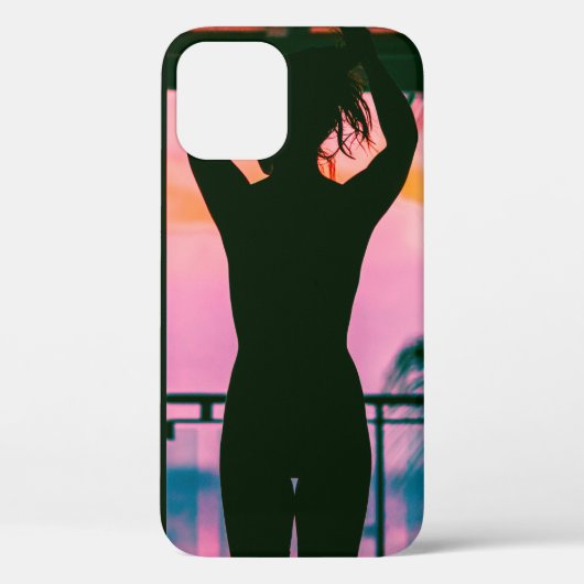 VROUW IN ZWARTE TANKTOP EN KANTEN DIE OP BLAC STAA Case-Mate iPhone CASE (Achterkant)