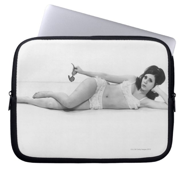 Vrouw in zwemkleding laptop sleeve (Voorkant)