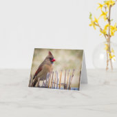 Vrouw Kardinaal Zittend op een Fence Note Kaart (Gele Bloem)