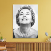 Vrouw kijkt omhoog canvas afdruk (Insitu (Woonkamer))