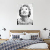 Vrouw kijkt omhoog canvas afdruk (Insitu (Slaapkamer))