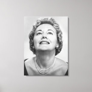 Vrouw kijkt omhoog canvas afdruk