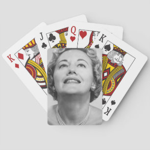 Vrouw kijkt omhoog speelkaarten