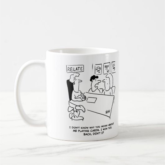 Vrouw klaagt dat hij gokt met kaarten koffiemok (Links)