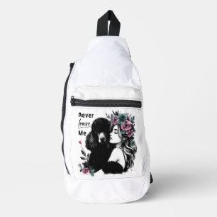 Vrouw knuffelen poedel met bloemen sling bag