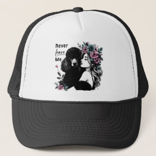 Vrouw knuffelen poedel met bloemen trucker pet