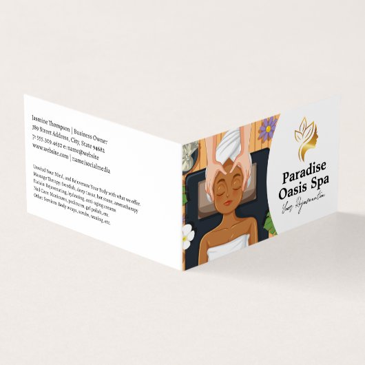 Vrouw krijgt gezichtsbehandeling en massage in spa visitekaartjes (Buitenkant)