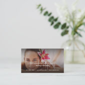 Vrouw krijgt massage visitekaartje (Staand voorkant)