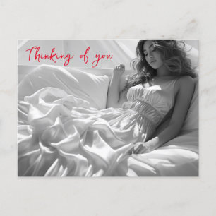 Vrouw liggend op witte zijden lakens B&W foto Briefkaart