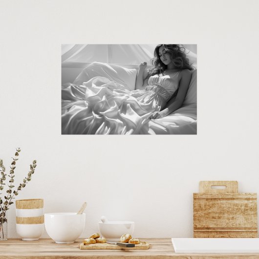 Vrouw liggend op witte zijden lakens B&W foto Poster (Keuken)