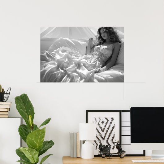 Vrouw liggend op witte zijden lakens B&W foto Poster (Thuiskantoor)