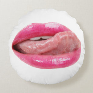 Vrouw lippen rond kussen