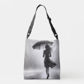 Vrouw loopt rustig in de regen met paraplu crossbody tas (Achterkant)