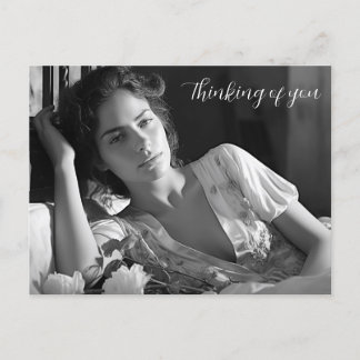 Vrouw loungen in bed B&W foto Briefkaart