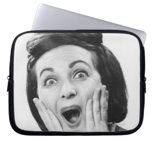 Vrouw maakt gezicht laptop sleeve