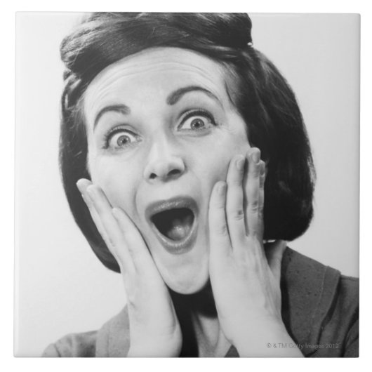 Vrouw maakt gezicht tegeltje (Voorkant)